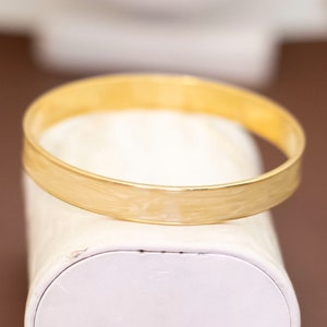 7 1/2 inch, Vintage Minimalist Elegant Gold Tone Bangle Bracelet - U23