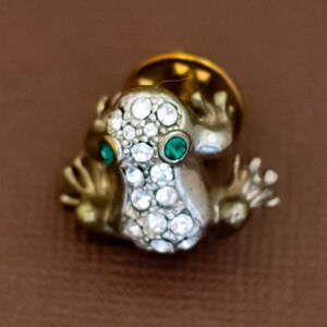 Vintage Silberfarbener bezaubernder Frosch-Grünauge-Strass-Pin - U31