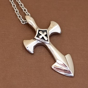 20 inch, Vintage Sharp Cross Celtic Symbolic Silver Tone Necklace - U25