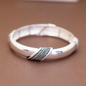 7 inch, Vintage Silver Tone Leaves Accent Elegant Bracelet - U32