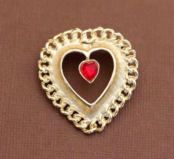 Vintage Gold Tone Valentine Love Heart Brooch - U9 - image 1