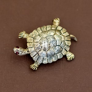 Vintage Light Gold Tone entzückende Schildkröte rote Augen Strasssteine von Gerry's - U31