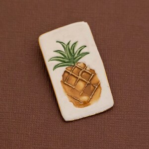 Vintage Ceramic Art Nouveau Pineapple Cameo Brooch - U20