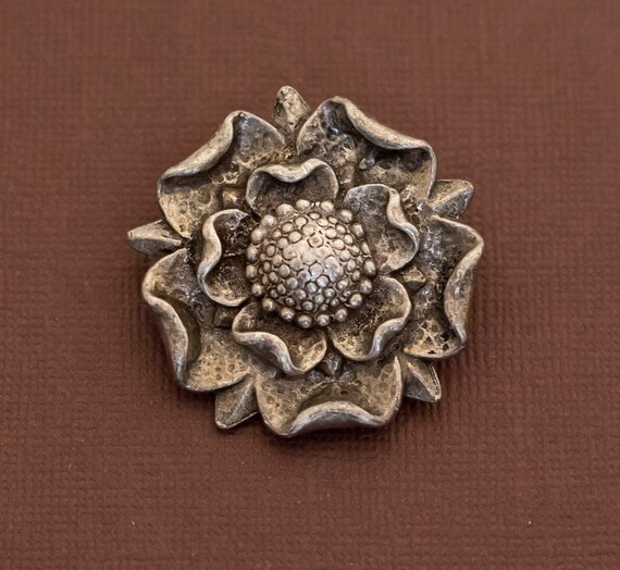 ヴィンテージ ゴールド トーン アール ヌーボー 複雑な花のブローチ