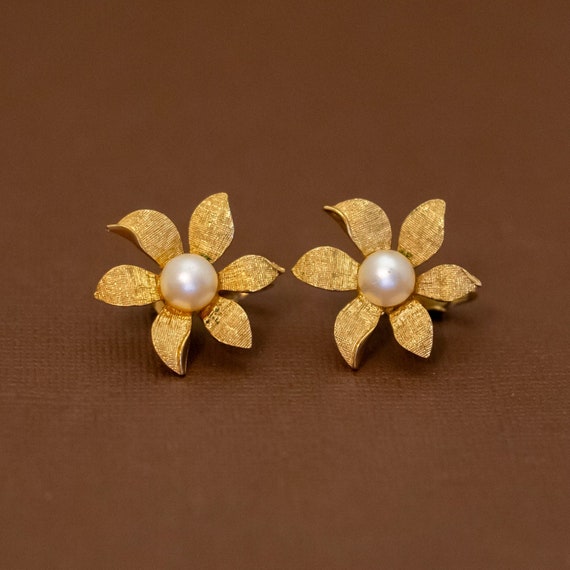 Vintage White Faux Pearl Center Gold Tone Floral … - image 1