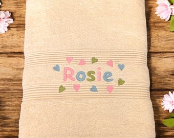 Personlig badhanddukspresent: Broderi med hjärtor och barnets namn - Val av vita, krämfärgade eller rosa handdukar