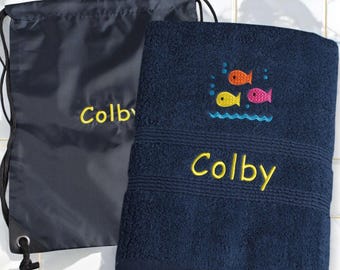 Personligt marinblått badhandduksset med badväska för barn: Broderad fiskdesign