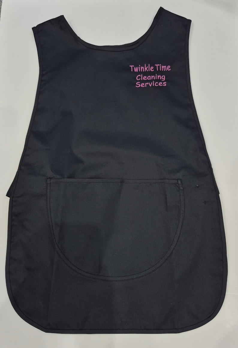 Delantal tipo tabardo negro bordado personalizado: Ropa de trabajo para salones de belleza, limpieza y empresas de catering. imagen 7
