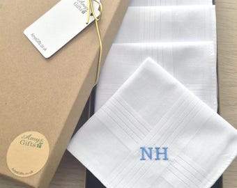 Gepersonaliseerde geschenkverpakking herenzakdoeken: vijf geborduurde witte katoenen zakdoeken