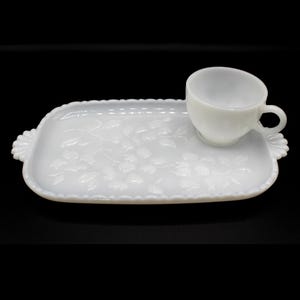 Könnte beinhalten: Weiße Milchglas-Servierplatte mit Blumenmuster und einer passenden weißen Milchglas-Tasse.