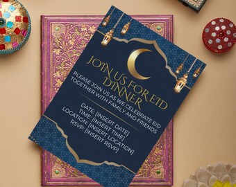 Puede incluir: Una tarjeta de invitación azul marino con texto dorado, con una luna creciente y linternas, invita a los invitados a una cena de Eid. La tarjeta incluye espacio para la fecha, la hora, el lugar y los detalles de RSVP. La invitación está sobre un fondo decorativo.