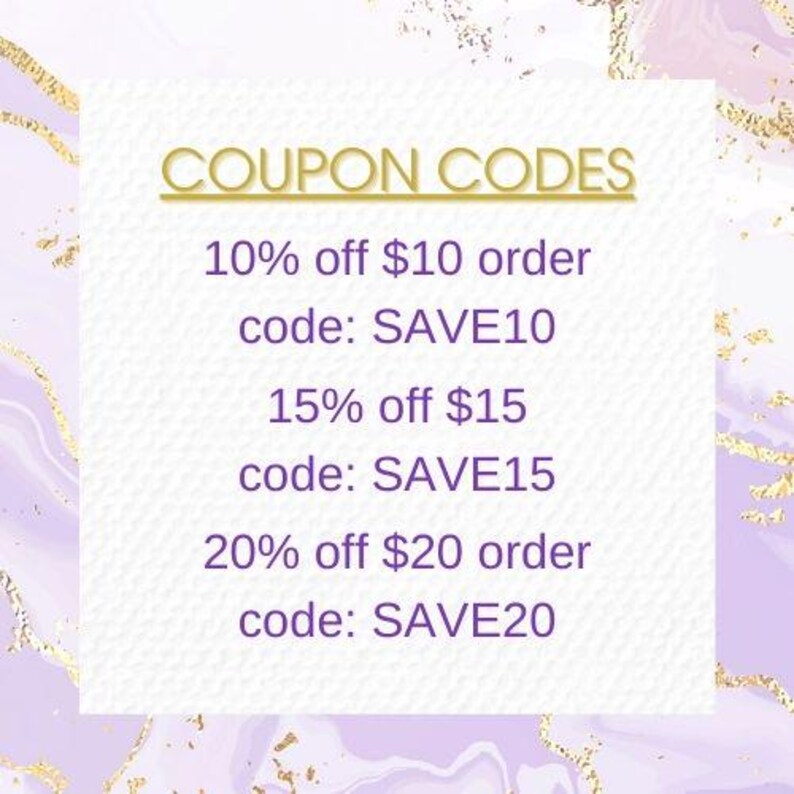 Puede incluir: Una tarjeta blanca con texto morado y borde dorado. El texto dice "COUPON CODES" y enumera tres c&oacute;digos de descuento: "SAVE10", "SAVE15" y "SAVE20".