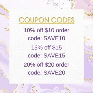 Pu&ograve; includere: Un biglietto bianco con testo viola e bordo dorato. Il testo recita "COUPON CODES" e elenca tre codici sconto: "SAVE10", "SAVE15" e "SAVE20".