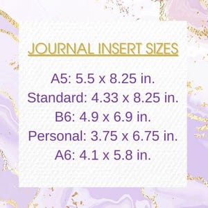 Pu&ograve; includere: Uno sfondo bianco con accenti viola e dorati. Il testo "JOURNAL INSERT SIZES" &egrave; in lettere dorate. Il testo sotto elenca diverse dimensioni di inserti per giornale in pollici: A5: 5,5 x 8,25 pollici, Standard: 4,33 x 8,25 pollici, B6: 4,9 x 6,9 pollici, Personale: 3,75 x 6,75 pollici, A6: 4,1 x 5,8 pollici.
