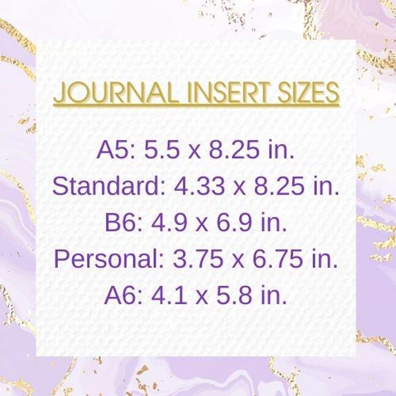 Pu&ograve; includere: Uno sfondo bianco con accenti viola e dorati. Il testo "JOURNAL INSERT SIZES" &egrave; in lettere dorate. Il testo sotto elenca diverse dimensioni di inserti per giornale in pollici: A5: 5,5 x 8,25 pollici, Standard: 4,33 x 8,25 pollici, B6: 4,9 x 6,9 pollici, Personale: 3,75 x 6,75 pollici, A6: 4,1 x 5,8 pollici.