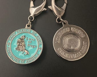 Medalla de San Francisco para mascotas: esmalte turquesa, agua de Lourdes y placa de identificación en rodio negro.