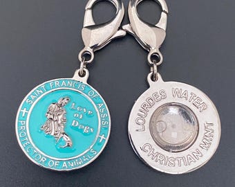 Medalla de San Francisco para mascotas: esmalte turquesa, agua de Lourdes y placa de identificación.