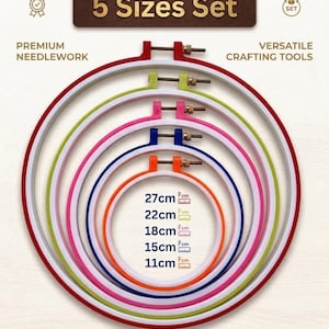 Puede incluir: Un conjunto de cinco bastidores de bordado de varios tamaños, que van desde 11 cm hasta 27 cm de diámetro. Los bastidores son de una variedad de colores, incluyendo rojo, blanco, verde, rosa, azul y naranja. El texto "5 Sizes Set" se muestra en la parte superior.