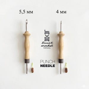 Op de afbeelding: Een set van drie keramische nestkommen in blauwe, groene en witte tinten. De kommen hebben een gespikkelde glazuur en een eenvoudig, modern ontwerp. De grootste kom heeft een diameter van ongeveer 15 cm.
