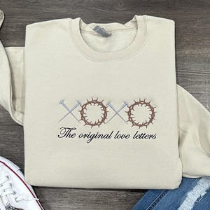 Sudadera, sudadera con capucha o cierre de cremallera con letras de amor originales XOXO Nails and Crowns bordadas.