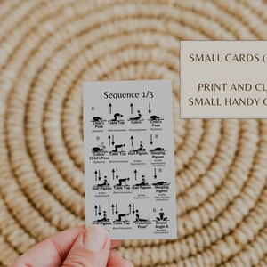 Puede incluir: Una tarjeta de secuencia de yoga imprimible en blanco y negro con instrucciones para una serie de posturas. La tarjeta est&aacute; etiquetada como "Secuencia 1/3" e incluye posturas como la postura del ni&ntilde;o, la postura de la mesa, la postura del medio  paloma y la postura del  paloma durmiendo. La tarjeta est&aacute; dise&ntilde;ada para ser impresa y cortada en peque&ntilde;as tarjetas pr&aacute;cticas.