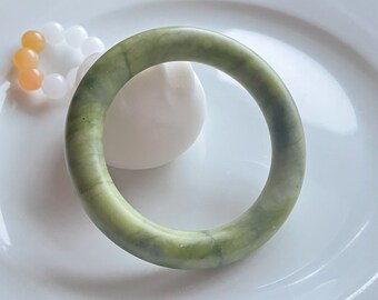 57.3mm Natural Quartzite Jade Bangle (Shetai jade/shetaicui/佘太翠, Avocado Cream, Rare Find 57.3x11.3mm