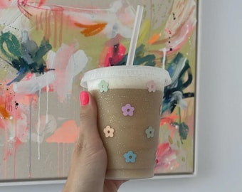 Flower Power Drinking Cup with Lid + Straw 500ml | Colorful Plastic Cup with Flower Motif | Christmas Gift Idea for Girlfriend or Wife