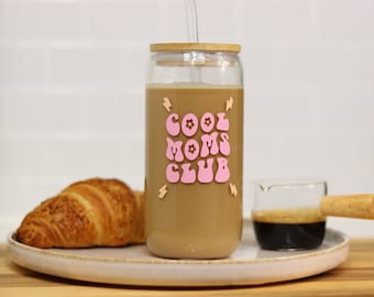 Trinkglas Cool moms Club | Kaffeebecher to go | Glas mit Bambusdeckel und Strohhalm | Iced Coffee Becher | Bierdosenglas | Geschenkidee Mama