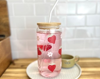 Trinkglas mit Erdbeeren und Blumen | Kaffebecher Erdbeeren | Glas mit Bambusdeckel + Strohhalm | Bierdosenglas | Geschenkidee |  Geschenk