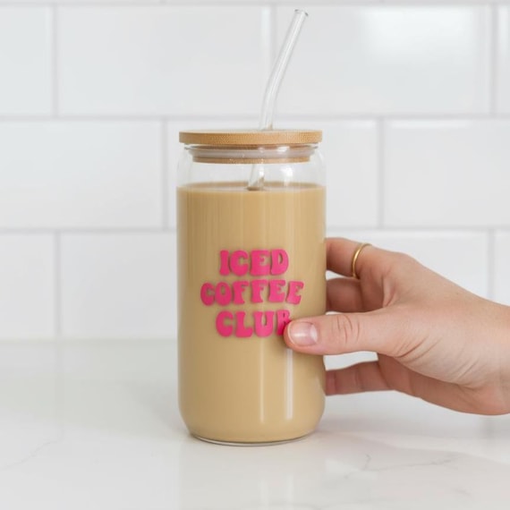 Trinkglas Iced Coffee Club Kaffeebecher to go | Glas mit Deckel und Strohhalm | Eiskaffee Becher Bierdosenglas Geschenkidee Ostergeschenk