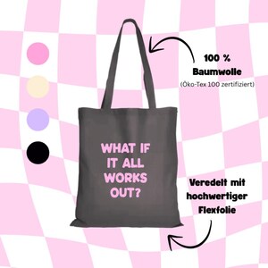 Könnte beinhalten: Eine dunkelgraue Tragetasche mit dem Text "WHAT IF IT ALL WORKS OUT?" in Rosa. Die Tasche besteht aus 100 % Baumwolle und ist mit hochwertiger Flexfolie bedruckt. Der Hintergrund ist ein rosa-weißes Karomuster.