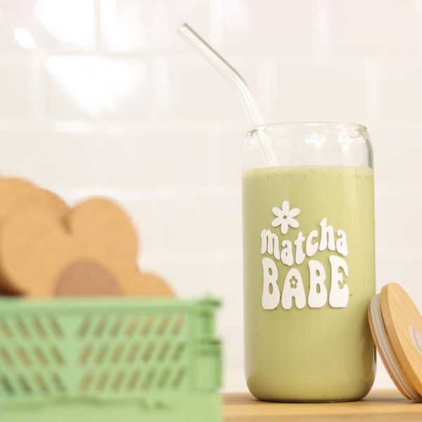 Trinkglas Matcha Babe | Kaffebecher Matcha Latte | Glas mit Bambusdeckel und Strohhalm | Iced Coffee Becher | Bierdosenglas | Geschenk Mama