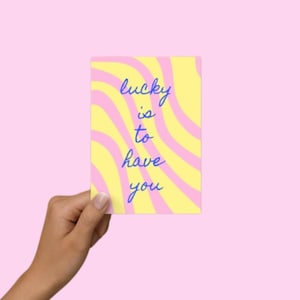 Karte mit Aufdruck "Lucky is to have you" | Geburtstagskarte | Grußkarte rosa| Dankeskarte | Postkarte | Geschenk beste Freundin Schwester
