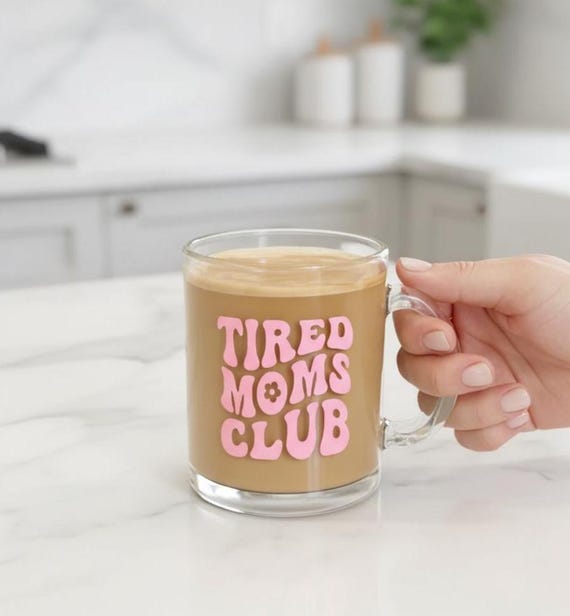 Glas Tasse "Tired Moms Club" Geschenk zur Geburt – Ostergeschenk für Mamas – stylische Kaffeetasse 300ml | Becher Geschenkidee Geburtstag
