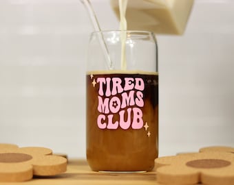 Trinkglas Tired moms Club | Glas mit Bambusdeckel und Strohhalm | Bierdosenglas | Geschenkidee Mama | Kaffeetasse to go Becher Tired Mum