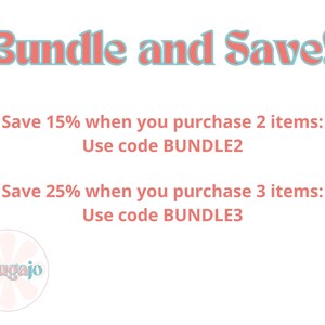 Może przedstawiać: R&oacute;żowy i niebieski tekst na białym tle brzmi "Bundle and Save!" z instrukcjami, aby zaoszczędzić 15% przy zakupie 2 przedmiot&oacute;w przy użyciu kodu "BUNDLE2" i zaoszczędzić 25% przy zakupie 3 przedmiot&oacute;w przy użyciu kodu "BUNDLE3".