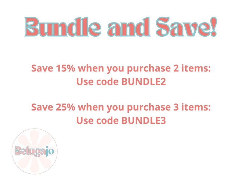 Może przedstawiać: R&oacute;żowy i niebieski tekst na białym tle brzmi "Bundle and Save!" z instrukcjami, aby zaoszczędzić 15% przy zakupie 2 przedmiot&oacute;w przy użyciu kodu "BUNDLE2" i zaoszczędzić 25% przy zakupie 3 przedmiot&oacute;w przy użyciu kodu "BUNDLE3".