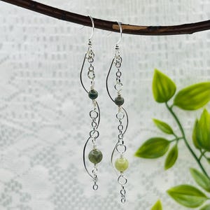 Grün Serpentin Wire Wrapped Ohrringe, Silber Boho Baumeln Ohrringe, Lange Tropfen Edelstein Ohrringe, Handgemachtes Handwerker Schmuck Geschenk