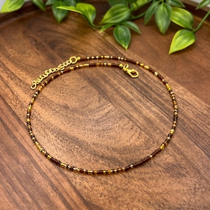 Collana girocollo con perline miste - Collana delicata marrone boho - Gioiello fatto a mano in stile terroso, regalo per donna - Perline di vetro ceco