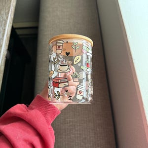 Relaxing book mug, Coffee mug - Gifts for friends- Cute Gifts, Glass mugs with lid & straw afbeelding 3
