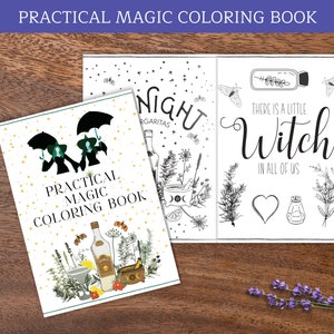Op de afbeelding: Een zwart-wit kleurboek met de titel "Practical Magic Coloring Book". De omslag toont twee heksen onder paraplu's, omringd door sterren en kruiden. De binnenpagina toont een heksenketel met kruiden en de tekst "Night Margaritas" en "There is a little witch in all of us".