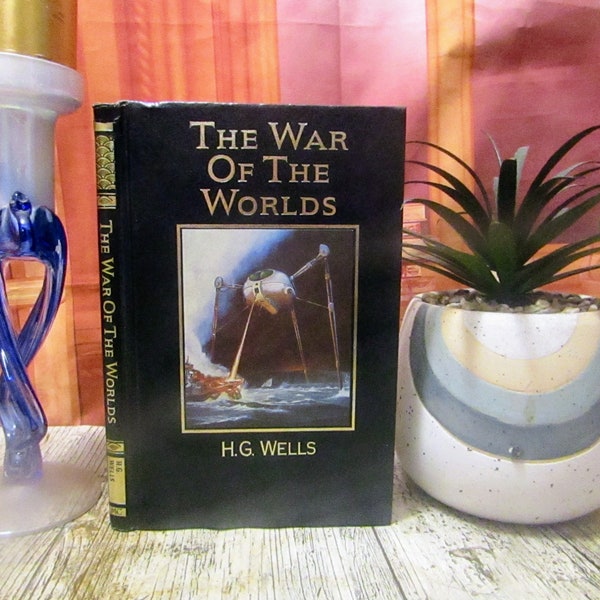 The War of the Worlds by H.G Wells 1988 The great Writers library vintage hardback book