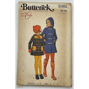 Puede incluir: Patrón de costura vintage para un abrigo de niña. El patrón es para las tallas 4-12 y presenta un abrigo azul con capucha y un abrigo a cuadros con un gorro rojo. El patrón es de Butterick y es el número 3365.