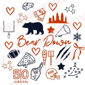 Może przedstawiać: Kolekcja grafik w tematyce Chicago Bears w kolorze granatowym, pomarańczowym i białym. Zawiera sylwetkę niedźwiedzia, piłkę nożną, kawałek pizzy oraz słowa "Bear Down". Zawiera również serca, gwiazdy i kask do futbolu amerykańskiego.