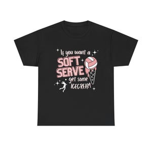 Beachvolleyball Soft Serve Icecream Tee - Unisex aus schwerer Baumwolle T-Shirt