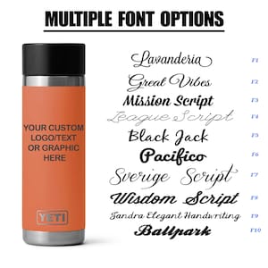 Può includere: Un bicchiere YETI color corallo con coperchio e fondo in acciaio inossidabile. Il bicchiere ha un logo bianco che dice "YETI". L'immagine mostra una varietà di opzioni di font per personalizzare il bicchiere con del testo. Le opzioni di font includono "Lavanderia", "Great Vibes", "Mission Script", "League Script", "Black Jack", "Pacifico", "Sverige Script", "Wisdom Script", "Sandra Elegant Handwriting", e "Ballpark".