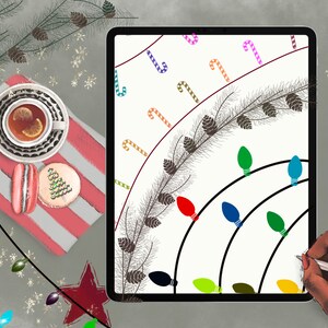 Puede incluir: Una tableta digital con fondo blanco y un diseño de bastones de caramelo, ramas de pino y luces de Navidad. Una mano sostiene un lápiz óptico y dibuja en la tableta.