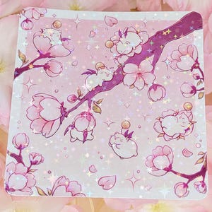 Könnte beinhalten: Quadratischer Aufkleber mit einem skurrilen Design aus rosa Kirschblüten und kleinen, weißen katzenartigen Kreaturen. Der Aufkleber hat ein holografisches Finish mit funkelnden Sternakzenten.