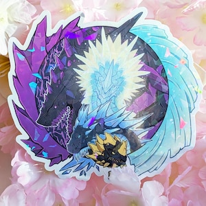 Könnte beinhalten: Ein holografischer Aufkleber mit einem kreisförmigen Design mit mehreren Drachen. Die Drachen sind in den Farbtönen Lila, Schwarz, Blau und Gelb gehalten, mit einem hellen weißen und blauen Zentrum. Der Aufkleber hat ein glänzendes, irisierendes Finish.