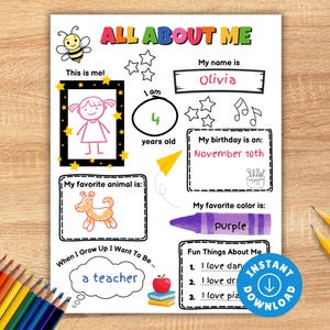 Könnte beinhalten: Ein weißes All About Me Aktivitätsblatt mit farbigem Text und Illustrationen wie einer Biene, Sternen, einer Musiknote, einem Papierflieger, einem Apfel und Büchern. Das Blatt enthält ausfüllbare Abschnitte zu Name, Alter, Geburtstag, Lieblingstier und Hobbys.